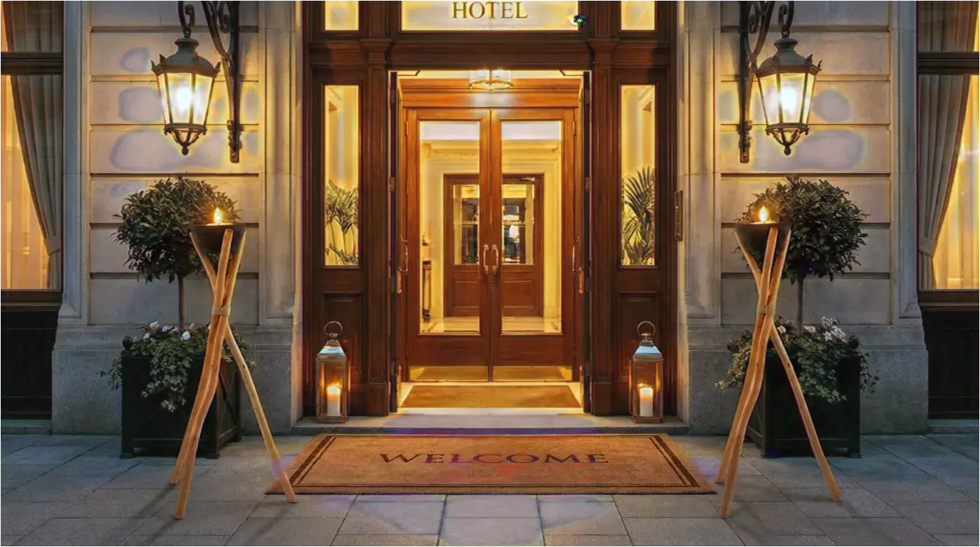 bougie extérieure trépied bois entrée hotel restaurant ambiance luxe